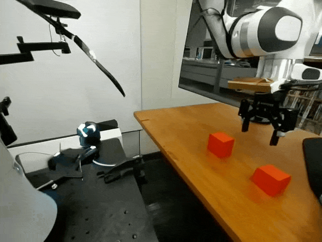 Cosmos 3 Nano 生成動画：テーブル上の赤いキューブをつかむロボットアーム